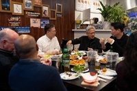 최태원·젠슨 황이 아빠…美‘치맥 회동’에 두 딸도 나란히