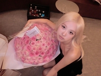 로제, 생일 맞아 꽃의 여왕 강림... 명품 브랜드 조공 전쟁 발발