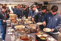 롯데, 진짜 야구 잘할 수밖에 없네→그룹서 롯데호텔 현직 조리장 ‘캠프 초청’→선수단 특식 제공 ‘대박’ [SS시선집중]