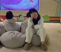 송지효, 세 남매 육아에 영혼 ‘탈탈’... 다크서클이 턱까지?