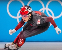 ‘두 손가락’으로 쓴 기적…캐나다 국가대표 선수의 은빛 질주