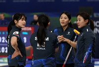 충격! 세계 3위 韓 여자 컬링, 약체 미국에 4-8 역전패…첫판부터 ‘삐끗’ [2026 밀라노]