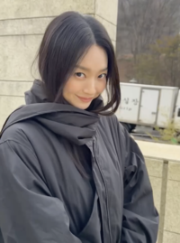 ‘새신부’ 신민아, 카메라 향해 ‘부끄부끄’… 김우빈이 찍어줬나? 꿀 떨어지는 일상