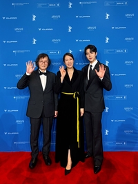 데뷔와 동시에 베를린行...신우빈, 레드카펫 빛낸 ‘역대급 신예’