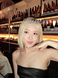 로제, 29세 생일 파티 포착...쇄골 드러낸 블랙 드레스로 ‘치명적 매력’