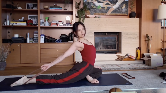 이효리, 거실서 뽐낸 고난도 요가... “역시 원장님 포스”