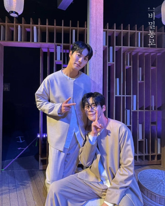 웃음 되찾은 김선호, 탈세 논란 후 ‘비밀통로’ 인증샷