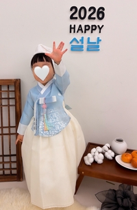 ‘♥이승기’ 이다인, 설 맞아 한복 입은 딸 공개 [★SNS]