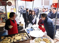 김동연, 설 연휴 첫 날 전통시장·소방서·복지시설 등 찾아 민생 챙겨