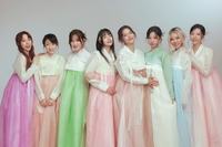 우주소녀, 설 맞이 한복인사…“붉은 말의 해, 원하는 일 모두 이루시길”