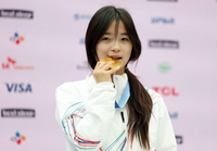 “클로이 언니가 안아줘서 또 울었어요” 18세 오뚝이 소녀의 기적, ‘우상’의 축하…‘金’ 비하인드 [밀라노 비하인드]