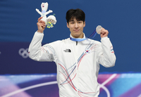 “金이면 더 좋았겠지만…” 황대헌, 팀킬 논란·무릎 부상 딛고 값진 ‘은빛 질주’ [2026 밀라노]