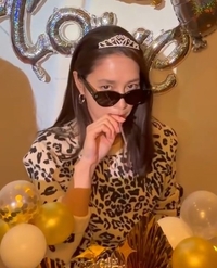 이민정 흡연, 연기였지만 논란은 현실…이미지로 재판받는 시대[배우근의 롤리팝]