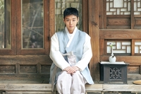 전하 행복하시죠?…박지훈, 설맞아 단아한 한복 자태