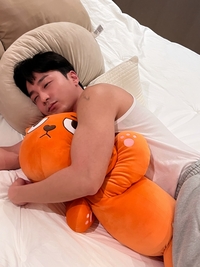 ‘라면 받침부터 술친구까지’...로이킴, 굿즈 홍보도 ‘천재적’ 유쾌함 폭발