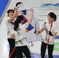 하필 컬링 ‘한일전’ 중에 일어난 방송 사고…일장기 ‘송출’에 고개숙인 JTBC “깊이 사과, 재발 점검·관리”[2026 밀라노]