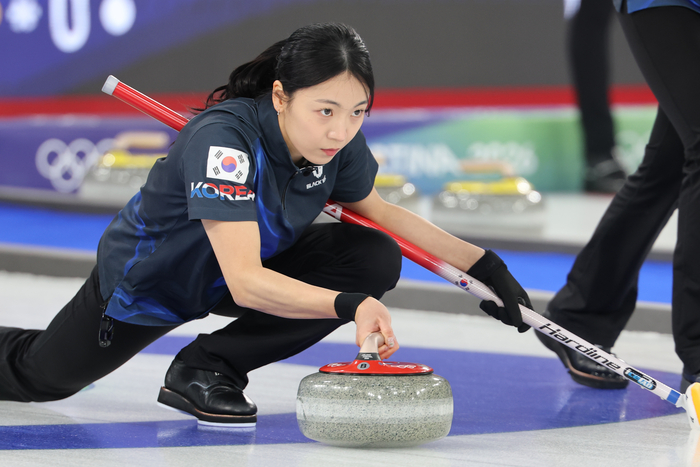 일본도 반한 ‘도파민지’…여자 컬링 ‘5G’ 서드 김민지, ‘퍼펙트’ 경기력…6경기 샷 성공률 ‘86%’[2026 밀라노]