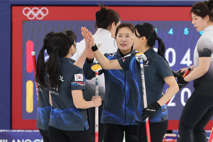 "김은지, 환상의 역전샷!" 7-2→8-9 뒤집혔다가 재역전... 韓 여자 컬링, 中 울린 '마지막 한 방' [2026 밀라노]