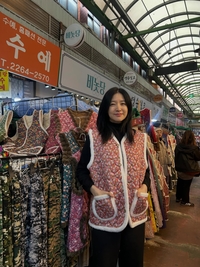 이영애, 논란의 광장시장 나들이... 먹방부터 한복 쇼핑까지 소탈 행보