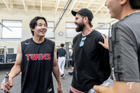 명절 맞아 ‘친정’ 찾은 ‘잠실 예수’…LG 애리조나 스프링캠프서 피어난 설 풍경 [SS시선집중]