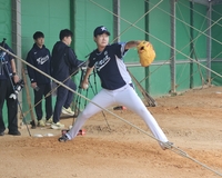 미국→한국→일본 ‘강행군’ 유영찬, 오자마자 불펜피칭…“늦게 왔으니, 빨리 올려야죠” [SS오키나와in]