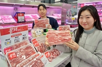 “삼겹살이 990원?” 롯데마트, 20일부터 수입육 전 품목 ‘반값’ 쏜다