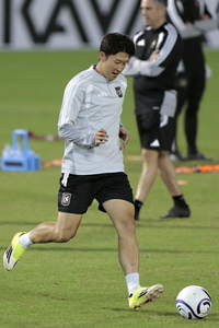 [속보] 손흥민, 시즌 첫 경기서 11분만 ‘1호 AS’…상대 수비 3명 견제에도 환상 침투 패스