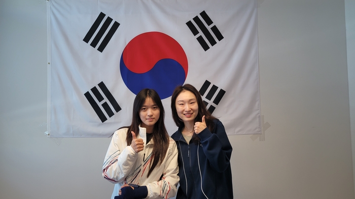 "금빛 기운 통했다"설원 '챔피언' 최가온 응원→빙판 '여제' 최민정, 8년 만의 계주 '金'... 1500m도 잇는다 [2026 밀라노]