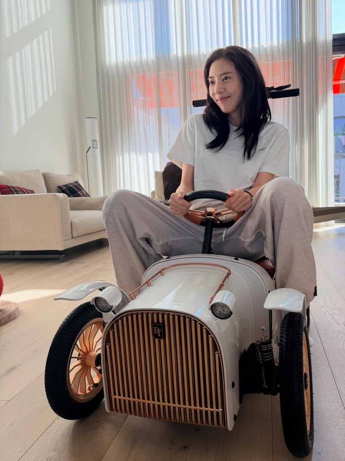 손담비, 400만 원대 유아 전동차 타고 '활짝'