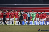 ‘패착된 스리백’ 켄토 데뷔골+통한의 이호재 동점골 ‘취소’…포항, 감바에 1-2 패배로 ACL 2 8강 진출 ‘실패’