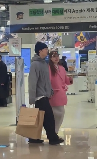 ‘♥용준형’ 현아, 임신설 해프닝…소속사 “사실 아니다”