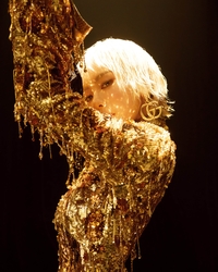 에스파 닝닝, 금빛 자수와 짧은 금발 변신