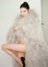 에스파 닝닝, 깃털 드레스로 완성한 신비로운 카리스마