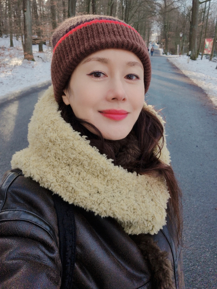 '세 차례 음주 물의' 김지수, 체코 프라하서 근황..."생산적인 일 준비 중"