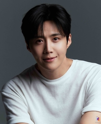 다시 말끔하게 출발…김선호, 2026 아시아 투어 팬미팅 ‘LOVE FACTORY’ 개최