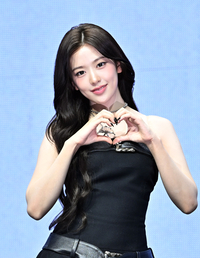 [포토]하트 만들어 보이는 아이브 안유진