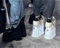 ‘10~20㎝ 굽 전쟁’ 안신으면 안보인다?…키높이 경쟁된 아이돌 콘서트 스탠딩석