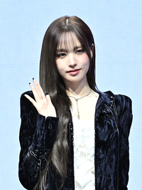 [포토]손인사 건네는 아이브 리즈