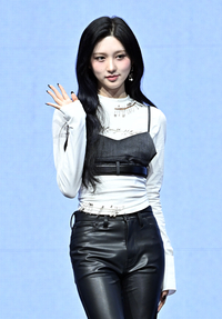 [포토]손인사 건네는 아이브 가을