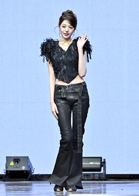 [포토]손인사 건네는 아이브 장원영