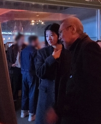 ‘김민희♥’ 홍상수 감독, 근황 포착됐다 [★SNS]