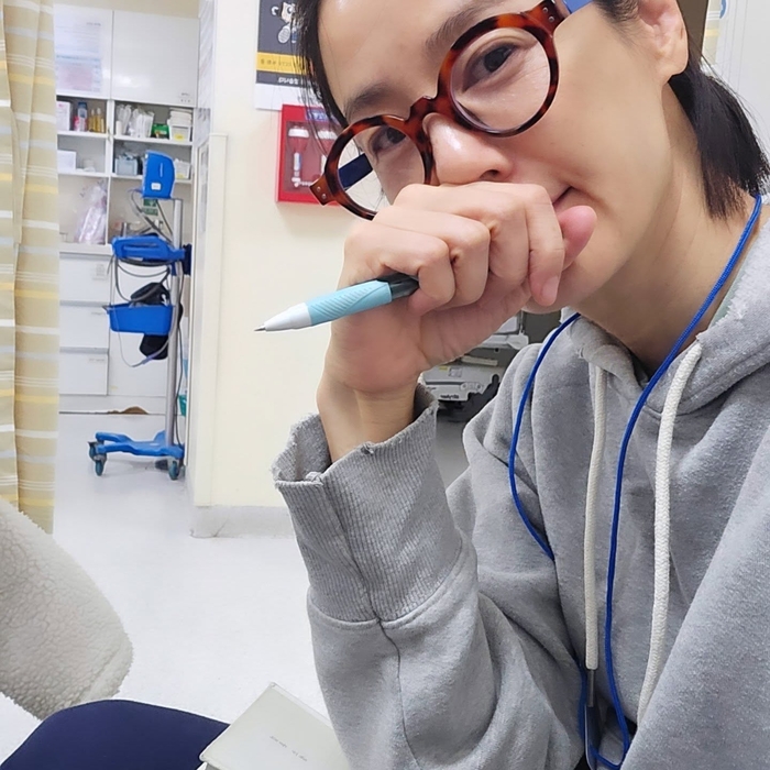 악재 겹친 김지호, 공공도서관 책 훼손 논란 사과... "습관적으로 밑줄 그어"