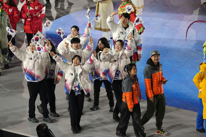 ‘올림픽 은퇴’ 최민정 폐회식 기수로 화려한 피날레…원윤종 신임 IOC위원 단상 등장 [2026 밀라노]