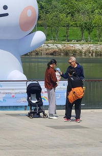 ‘김민희와 혼외자 득남’ 홍상수, 66세에 아들 돌 앞둔 근황 관심↑