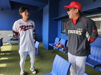 “(김)도영아, 유니폼 갈아입어” 꽃감독, 애제자 만나 ‘활짝’…“내 차 내줄테니 타고 와라” [SS오키나와in]