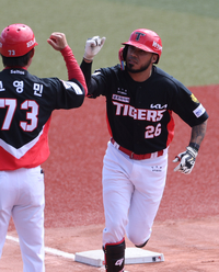 ‘1루·2루·3루·외야’ 글러브 4개라니…KIA 새 외인, 방망이로 먼저 ‘신고식’→“컨디션 100%!” [SS오키나와in]