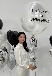 ‘사랑을 담아’ 신민아…결혼후 첫 근황, MINA 풍선 들고 ‘웨딩 분위기’