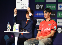 [포토] 강원 정경호 감독 ‘하나를 위한 모두. 모두를 위한 하나’