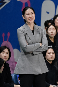 4위 탈환! ‘함박웃음’ BNK 박정은 감독 “선수들이 코트서 ‘승리 의지’ 보여준 덕분”…위성우 감독 “아직 시즌 끝 아냐”