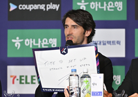 [포토] 출사표 밝히는 파주 제라드 누스 감독